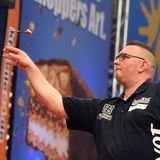 Hobby-Darter Dragutin Horvat, 47 Jahre alt, tritt zum zweiten Mal bei der WM an. Sein erster Versuch 2017 scheiterte in der Vorrunde, diesmal will der Lagerist aus Kassel weiter kommen. Für das Spektakel in London hat er sich Sonderurlaub genommen, sein regulärer Urlaub war bereits aufgebraucht. In der aktuellen Weltrangliste des Verbandes Professional Darts Cooperation (PDC) steht er auf Rang 164.