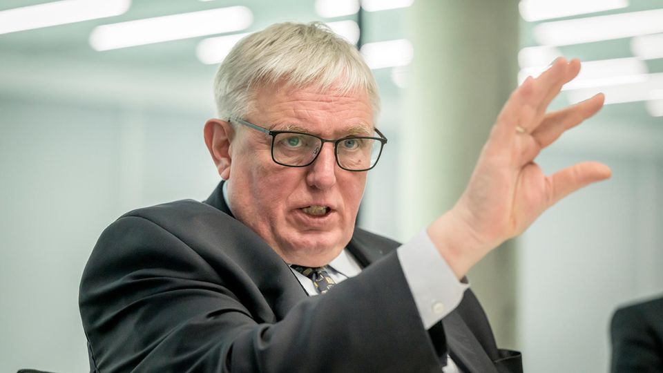 Porträtaufnahme von Karl-Josef Laumann, er gestikuliert mit seiner rechten Hand.