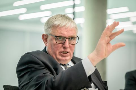 Porträtaufnahme von Karl-Josef Laumann, er gestikuliert mit seiner rechten Hand.