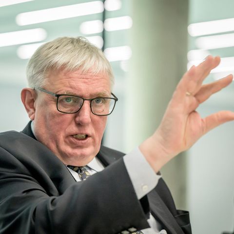 Porträtaufnahme von Karl-Josef Laumann, er gestikuliert mit seiner rechten Hand.