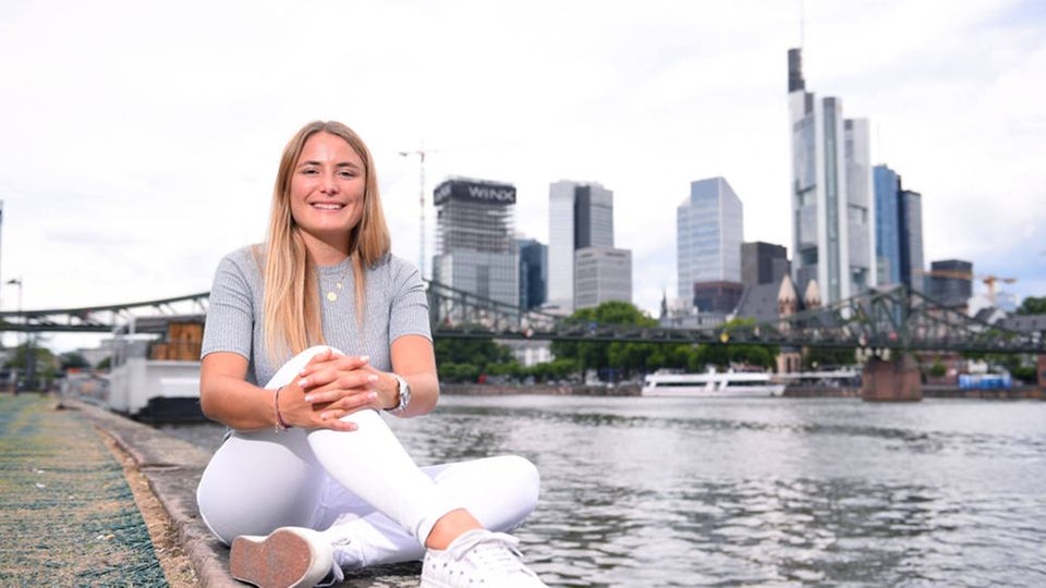 Natalie Pohl sitzt vor einem Fluss Natalie Pohl sitzt vor einem Fluss