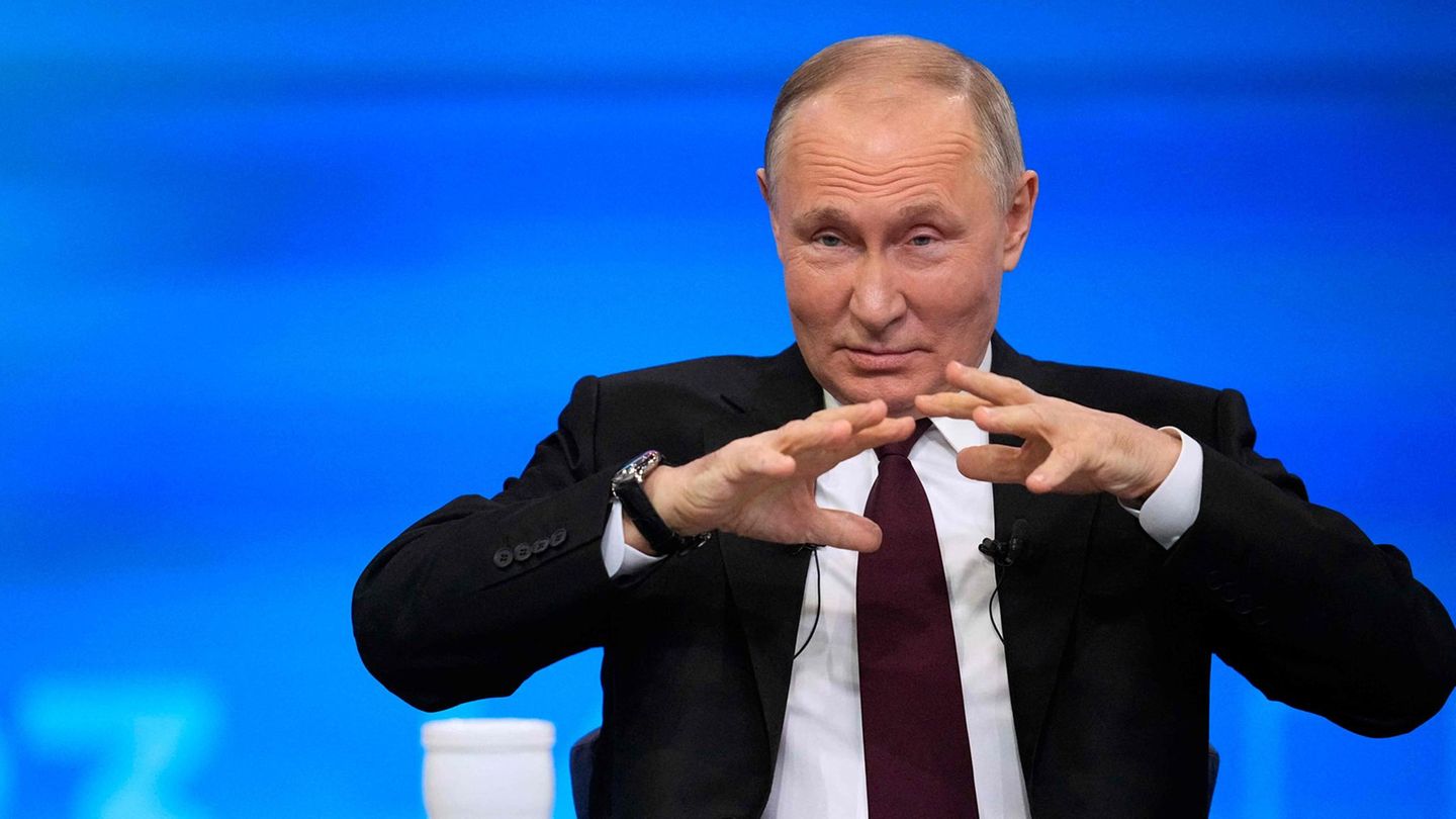 Russlands Präsident Wladimir Putin gestikuliert Russlands Präsident Wladimir Putin gestikuliert