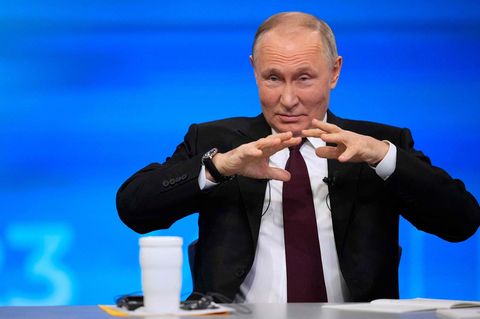 Russlands Präsident Wladimir Putin gestikuliert