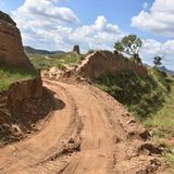 Ganz frisches Loch in der Chinesischen Mauer, von einem Paar  mit dem Bagger gegraben, um seine Baustelle schneller zu erreichen