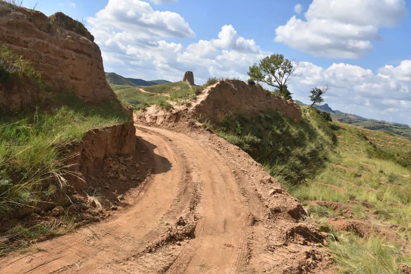 Ganz frisches Loch in der Chinesischen Mauer, von einem Paar mit dem Bagger gegraben, um seine Baustelle schneller zu erreichen Ganz frisches Loch in der Chinesischen Mauer, von einem Paar mit dem Bagger gegraben, um seine Baustelle schneller zu erreichen