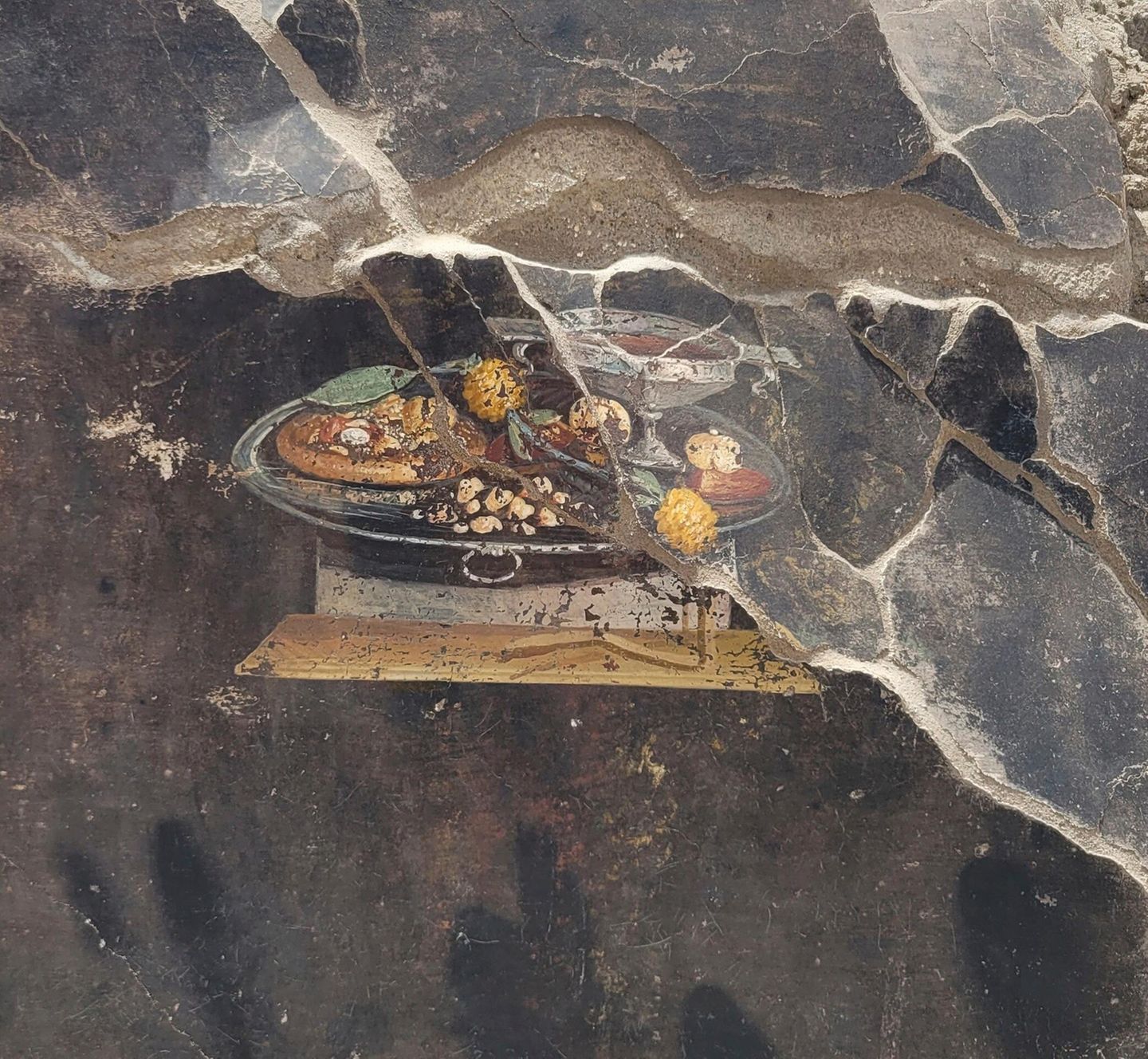 2000 Jahre altes Wandgemälde in Pompeji, das einen entfernten Vorgänger der Pizza zeigt 2000 Jahre altes Wandgemälde in Pompeji, das einen entfernten Vorgänger der Pizza zeigt