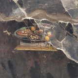 2000 Jahre altes Wandgemälde in Pompeji, das einen entfernten Vorgänger der Pizza zeigt