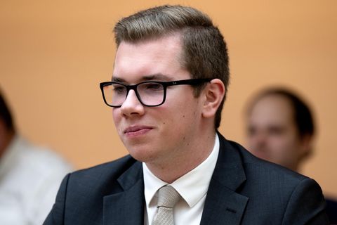 Daniel Halemba trägt einen Anzug und eine schwarz umrandetet Brille