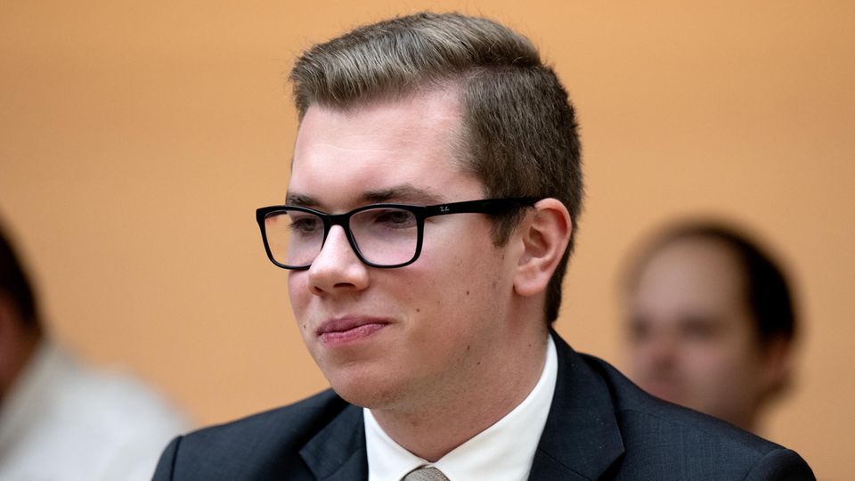 Daniel Halemba, AfD-Politiker, nimmt im bayerischen Landtag an einer Plenarsitzung teil