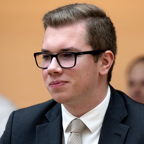 Daniel Halemba trägt einen Anzug und eine schwarz umrandetet Brille
