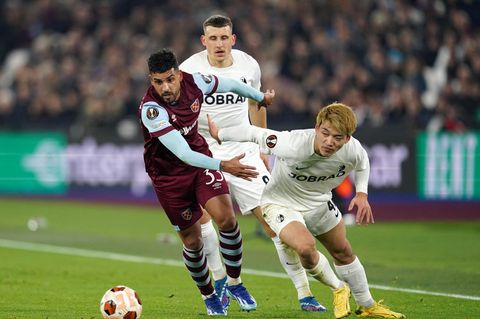 Emerson Palmieri von West Ham United (links) und Freiburgs Ritsu Doan kämpfen um den Ball