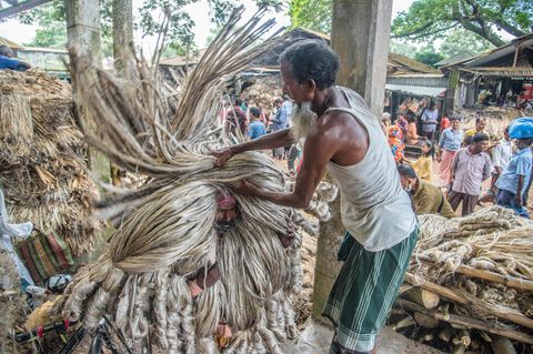 Auf dem Großmarkt von Manikganj in Bangladesch wird Jute gehandelt. Die Textilindustrie des Landes ist ein wichtiger Partner für europäische Firmen. Diese müssten nach dem Lieferkettengesetz auch ihre Zulieferer hier stärker kontrollieren.