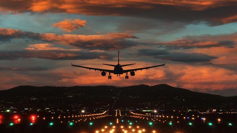 Die Bundesregierung versucht derzeit das Haushaltsloch zu stopfen – und plant dafür unter anderem die Einführung einer Kerosinsteuer für Inlandsflüge. Dadurch sollen jährlich rund 570 Millionen Euro in die Staatskasse gespült werden, jedenfalls in der Theorie. Denn Branchenexperten kritisieren die Pläne. Vom Bundesverband der Deutschen Fluggesellschaften (BDF) heißt es etwa, dass durch diesen Schritt Deutschland als Luftfahrtstandort weiter an Attraktivität verliere und sich Airlines mehr und mehr Alternativen im Ausland suchen werden. Schon jetzt hänge man in Deutschland hinterher, wenn es um die Erholung des Flugverkehrs von der Coronavirus-Pandemie geht: "Während die Nach-Corona-Erholung des Luftverkehrs 2023 in Europa insgesamt bei 93 Prozent und damit schon fast wieder auf Vor-Corona-Niveau liegt, erreicht der Luftverkehrsstandort Deutschland im auslaufenden Jahr nur sehr schwache 76 Prozent", heißt es in einer entsprechenden Analyse des Verbandes. Der Grund für die Kritik sind vor allem die steigenden Kosten, die mit der Steuer verbunden sind. Wie hoch die Kerosinsteuer ausfallen wird, steht noch nicht fest. Eines aber scheint sicher: Fliegen von und nach Deutschland wird ab dem nächsten Jahr damit noch etwas teurer. 