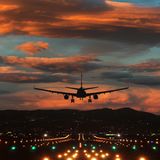 Die Bundesregierung versucht derzeit das Haushaltsloch zu stopfen – und plant dafür unter anderem die Einführung einer Kerosinsteuer für Inlandsflüge. Dadurch sollen jährlich rund 570 Millionen Euro in die Staatskasse gespült werden, jedenfalls in der Theorie. Denn Branchenexperten kritisieren die Pläne. Vom Bundesverband der Deutschen Fluggesellschaften (BDF) heißt es etwa, dass durch diesen Schritt Deutschland als Luftfahrtstandort weiter an Attraktivität verliere und sich Airlines mehr und mehr Alternativen im Ausland suchen werden. Schon jetzt hänge man in Deutschland hinterher, wenn es um die Erholung des Flugverkehrs von der Coronavirus-Pandemie geht: "Während die Nach-Corona-Erholung des Luftverkehrs 2023 in Europa insgesamt bei 93 Prozent und damit schon fast wieder auf Vor-Corona-Niveau liegt, erreicht der Luftverkehrsstandort Deutschland im auslaufenden Jahr nur sehr schwache 76 Prozent", heißt es in einer entsprechenden Analyse des Verbandes. Der Grund für die Kritik sind vor allem die steigenden Kosten, die mit der Steuer verbunden sind. Wie hoch die Kerosinsteuer ausfallen wird, steht noch nicht fest. Eines aber scheint sicher: Fliegen von und nach Deutschland wird ab dem nächsten Jahr damit noch etwas teurer. 