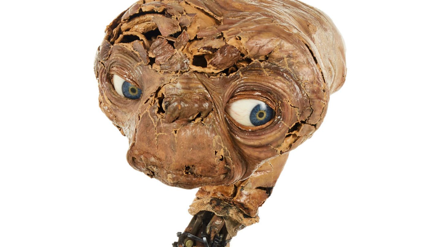 E.T. der Außerirdische rührte 1982 Kinderherzen auf der ganzen Welt. Diesen elektromechanischen Kopf des Filmhelden hat Julien's jetzt für umgerechnet knapp 580.000 Euro versteigert. 
