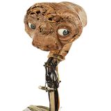 E.T. der Außerirdische rührte 1982 Kinderherzen auf der ganzen Welt. Diesen elektromechanischen Kopf des Filmhelden hat Julien's jetzt für umgerechnet knapp 580.000 Euro versteigert. 