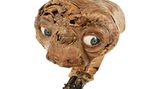E.T. der Außerirdische rührte 1982 Kinderherzen auf der ganzen Welt. Diesen elektromechanischen Kopf des Filmhelden hat Julien's jetzt für umgerechnet knapp 580.000 Euro versteigert. 