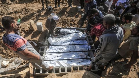 Palästinenser begraben ihre Angehörigen im Gazastreifen nach einem israelischen Luftangriff
