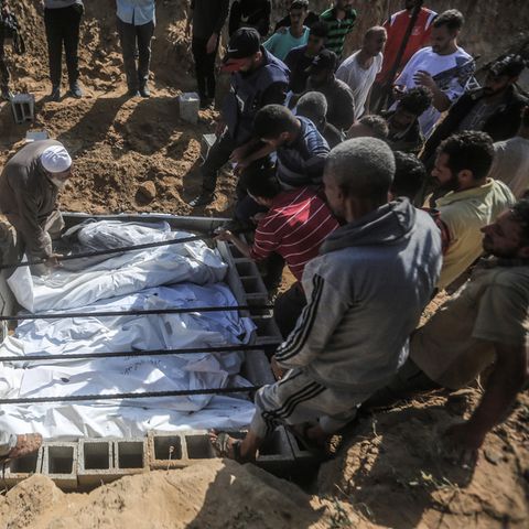 Palästinenser begraben ihre Angehörigen im Gazastreifen nach einem israelischen Luftangriff