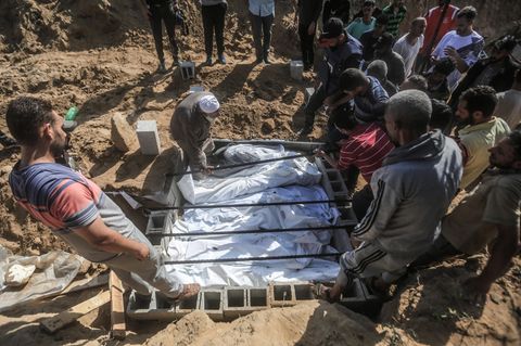 Palästinenser begraben ihre Angehörigen im Gazastreifen nach einem israelischen Luftangriff