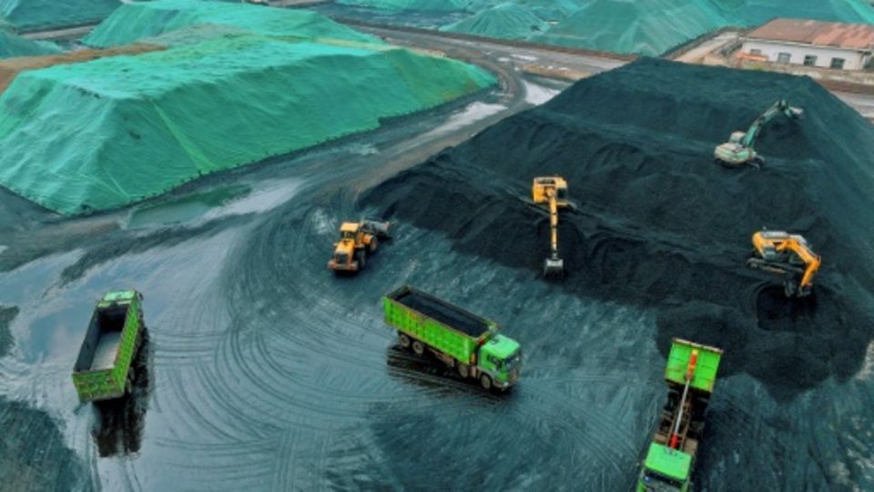 Kohleverladung im chinesischen Hafen Rugao