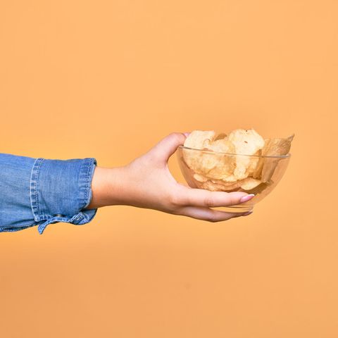Gewohnheiten ändern: Eine Frau hält eine Schüssel mit Chips in der Hand