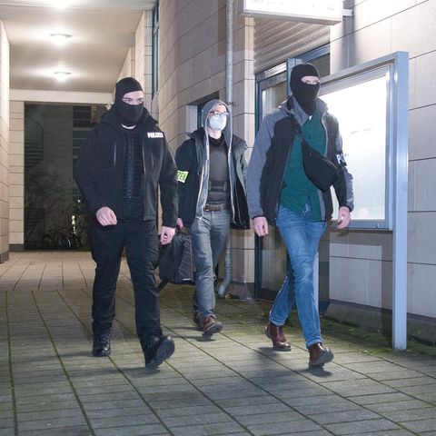 Polizeibeamte beim Einsatz gegen mutmaßliche Hamas-Mitglieder in Berlin