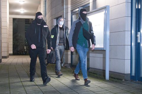 Polizeibeamte beim Einsatz gegen mutmaßliche Hamas-Mitglieder in Berlin