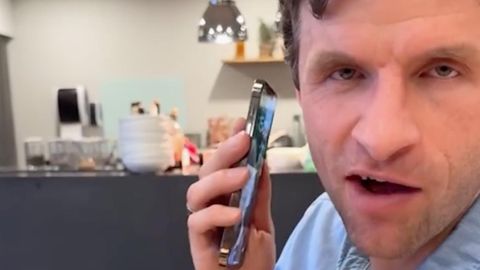 Trotz Telekom-Sponsoring: "Manchmal wird es warm": Thomas Müller zeigt sein komplett zerstörtes iPhone