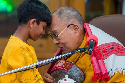 Dalai Lama mit einem Jungen