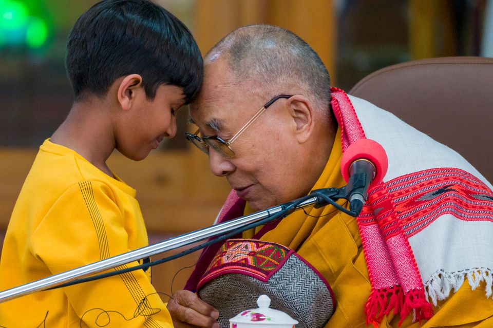 Dalai Lama mit einem Jungen