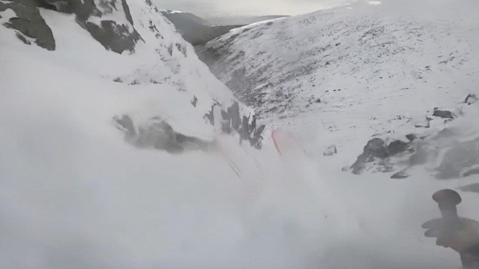 Gefährliche Aktion: Knapp dem Tod entkommen: Skifahrer wird von Lawine mitgerissen – und seine Helmkamera filmt alles mit
