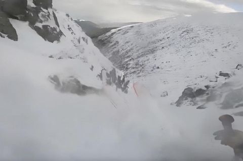 Gefährliche Aktion: Knapp dem Tod entkommen: Skifahrer wird von Lawine mitgerissen – und seine Helmkamera filmt alles mit