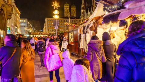 Weihnachtsbummel auf dem Christkindlmarkt am Münchener Marienplatz