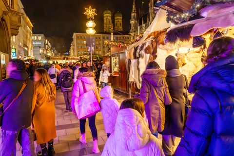 Weihnachtsbummel auf dem Christkindlmarkt am Münchener Marienplatz