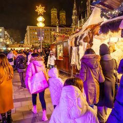 Weihnachtsbummel auf dem Christkindlmarkt am Münchener Marienplatz