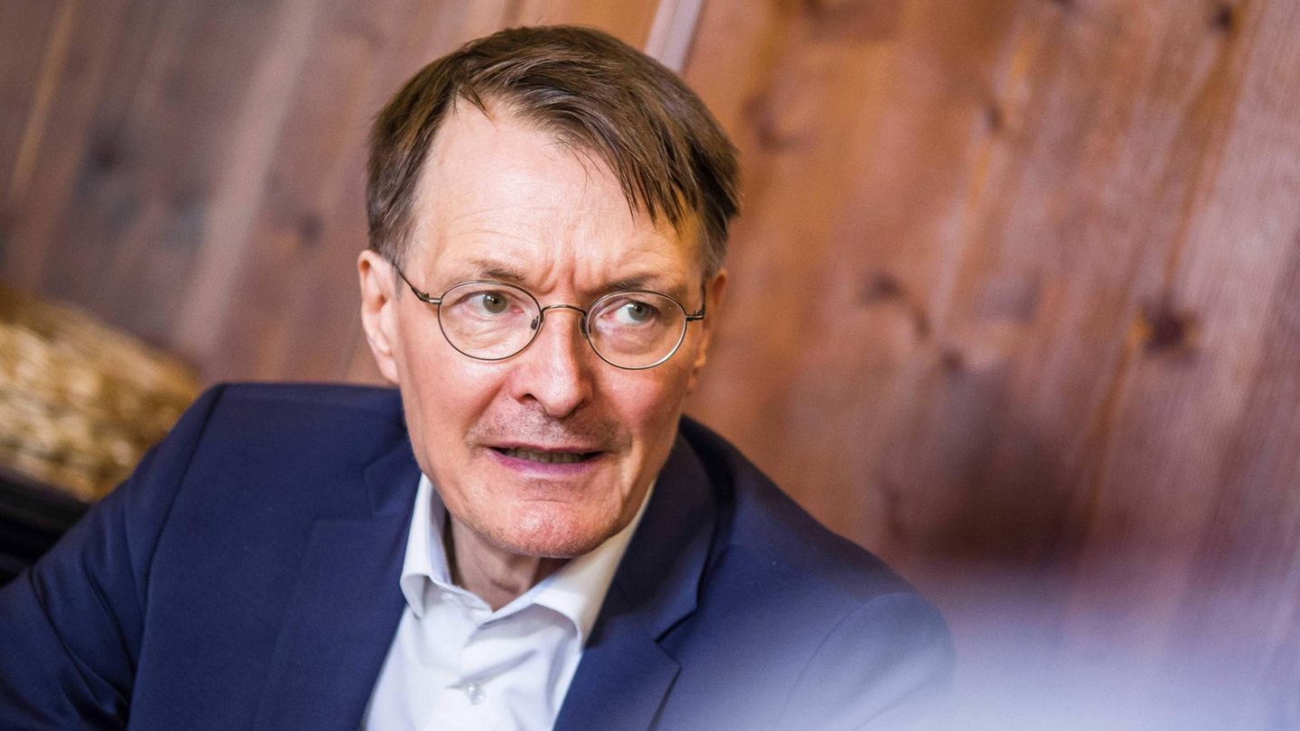 Porträtaufnahme von Karl Lauterbach vor einer Holzwand.