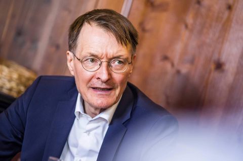 Porträtaufnahme von Karl Lauterbach vor einer Holzwand.