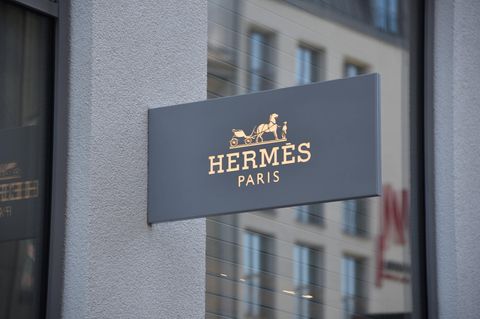 Hermès-Schild an einem Geschäft