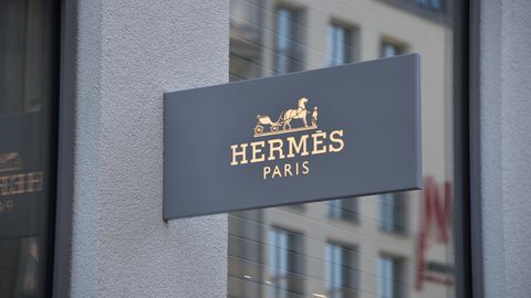 Hermès-Schild an einem Geschäft