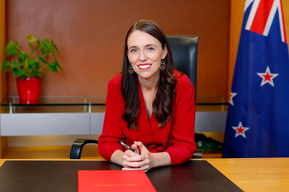Jacinda Ardern an ihrem Schreibtisch als Premierministerin