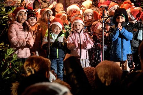 Kinder einer Kita singen