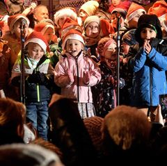 Kinder einer Kita singen