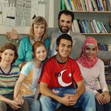 Platz 8: Türkisch für Anfänger, Staffel 2  Dass nicht nur der der Hype des Neuen für viele Zuschauer sorgt, zeigt "Türkisch für Anfänger". Obwohl die Serie bereits ab 2006 in der ARD lief, konnte die zweite Staffel in diesem Jahr noch 8,6 Millionen Streamingstunden ansammeln.