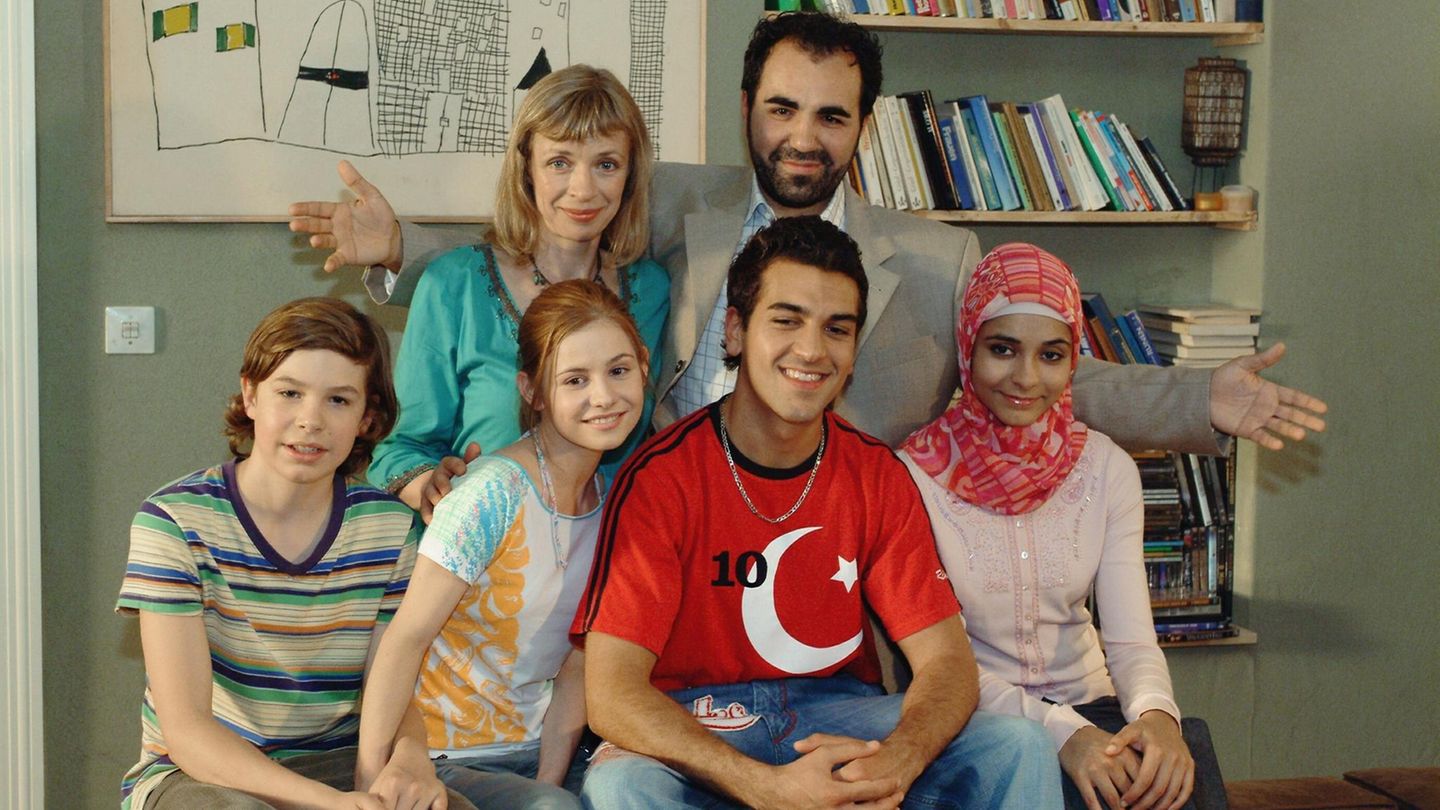 Platz 8: Türkisch für Anfänger, Staffel 2  Dass nicht nur der der Hype des Neuen für viele Zuschauer sorgt, zeigt "Türkisch für Anfänger". Obwohl die Serie bereits ab 2006 in der ARD lief, konnte die zweite Staffel in diesem Jahr noch 8,6 Millionen Streamingstunden ansammeln.
