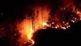 Brandenburg, Jüterbog: Drohnen-Perspektive auf den Wald bei Jüterborg in Brandenburg, südlich von Berlin. Funken und Flammen schlagen in den nächtlichen Himmel, während sich das Feuer im Juni durch das Dickicht frisst. Starke Winde hatten dazu geführt, dass sich der Waldbrand auf einer Fläche von 326 Hektar ausbreitete. Das Feuer war zunächst auf einem ehemaligen Truppenübungsplatz ausgebrochen und wurde innerhalb von zwei Monaten mehrmals entfacht. Grund dafür war unter anderem die massive Trockenheit in der Region. In einigen Teilen Brandenburgs galt zeitweise die höchste Gefahrenstufe für Waldbrände. Die Feuerwehr konnte die Flammen bei Jüterborg aus der Luft bändigen.