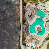 Kiotari, Griechenland: Wie eine schützende Schneise hat eine Straße ein Hotel vor den verheerenden Flammen gerettet. Der Waldbrand auf der greichischen Ferieninsel Rhodos geht als der größten in der Geschichte Griechenlands ein. 20.000 Menschen mussten in Sicherheit gebracht werden.