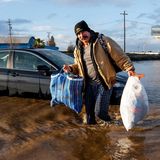 Merced, USA. Ein Mann watet im Pyjama durch knietiefe Fluten, um seine Habseligkeiten in Sicherheit zu bringen. Anfang des Jahres erschütterte ein heftiger Wintersturm den Westen der Vereinigten Staaten. Neben Kalifornien war auch der Bundesstaat Alabama betroffen. Das tödliche Unwetter brachte über mehrere Wochen hinweg heftige Schneefälle, Regen und Sturm. Fast 70.000 Haushalte waren zeitweise ohne Strom. In einigen Regionen regnete es innerhalb von 50 Tagen so viel wie sonst in einem ganzen Jahr. US-Präsident Joe Biden rief den Wetternotstand für Alabama und Kalifornien aus. Mehr als 15 Menschen starben durch das Unwetter.