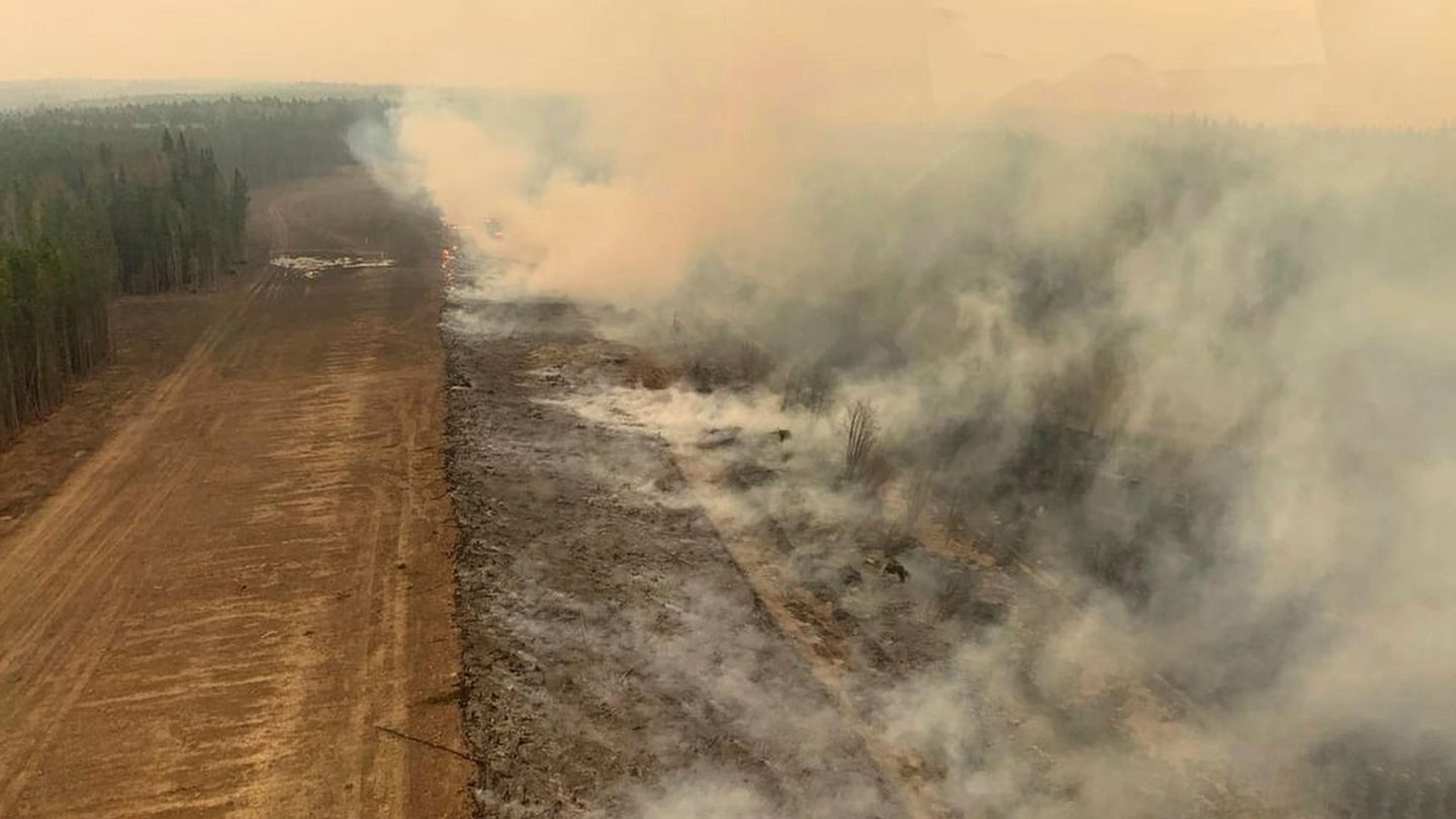 Edson, Kanada. Verkohlte Landschaften schwelen vor sich hin. In der Provinz Alberta trieb ein Flammenmeer die Bewohner im Frühjahr in die Flucht. Der Notstand wurde ausgerufen. Das Inferno zog sich bis in den Sommer. Im August erklärten die Behörden in British Columbia den Notstand. Mehr als 30.000 Menschen mussten sich dort in Sicherheit bringen. Ausgelöst worden war das Feuer durch einen Blitzschlag. Die Flammen wüteten so stark, dass der wabernde Smog bis nach New York hinüberzog und die US-Metropole in einen orangenen Schleier hüllte.