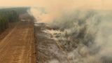 Edson, Kanada. Verkohlte Landschaften schwelen vor sich hin. In der Provinz Alberta trieb ein Flammenmeer die Bewohner im Frühjahr in die Flucht. Der Notstand wurde ausgerufen. Das Inferno zog sich bis in den Sommer. Im August erklärten die Behörden in British Columbia den Notstand. Mehr als 30.000 Menschen mussten sich dort in Sicherheit bringen. Ausgelöst worden war das Feuer durch einen Blitzschlag. Die Flammen wüteten so stark, dass der wabernde Smog bis nach New York hinüberzog und die US-Metropole in einen orangenen Schleier hüllte.